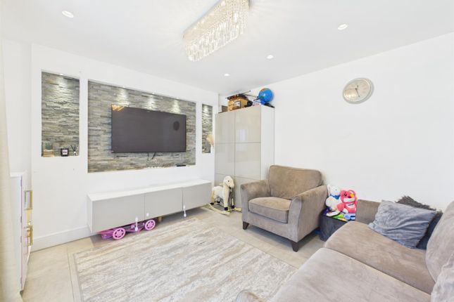 16, Truesdale Drive, Uxbridge photo 2