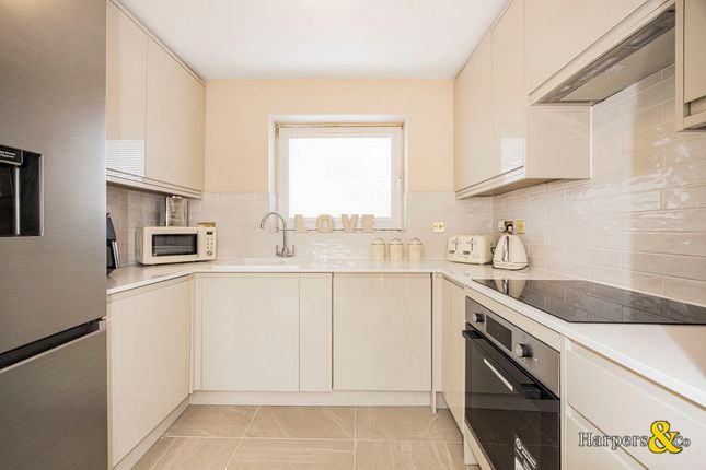 21, Maplehurst Close, Dartford photo 2