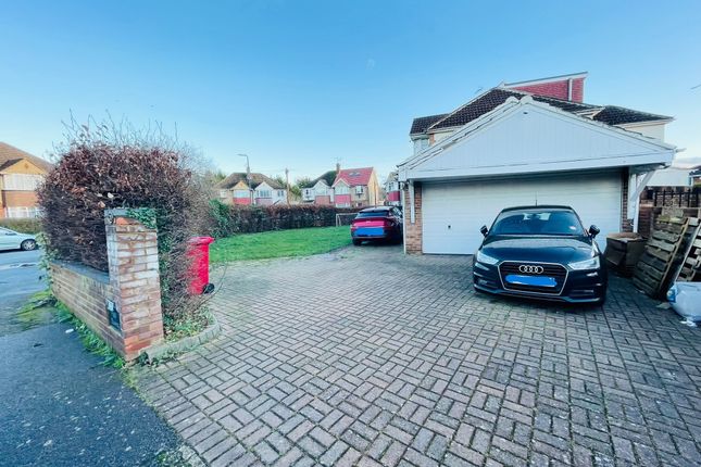 20, Bannister Close, Slough photo 3