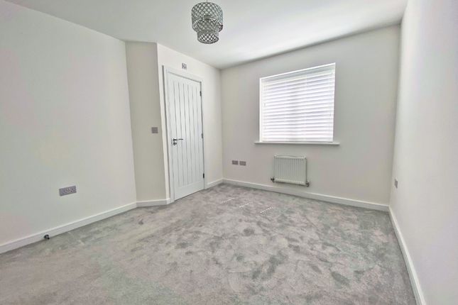 Town house to rent in GU11
