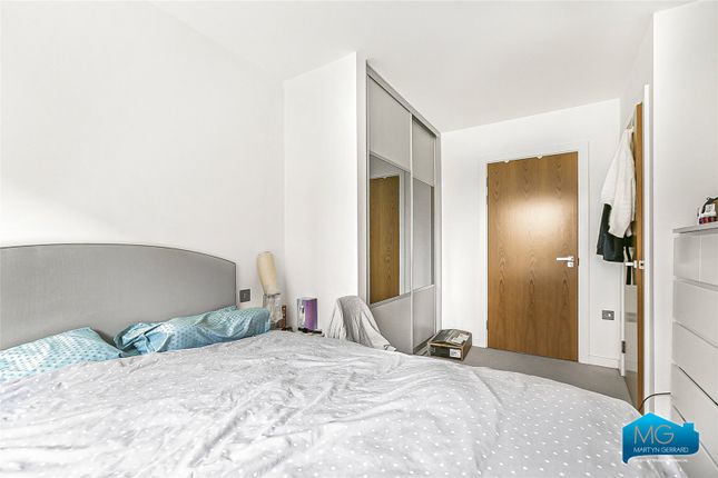 Flat to rent in Lismore Boulevard, Colindale, London