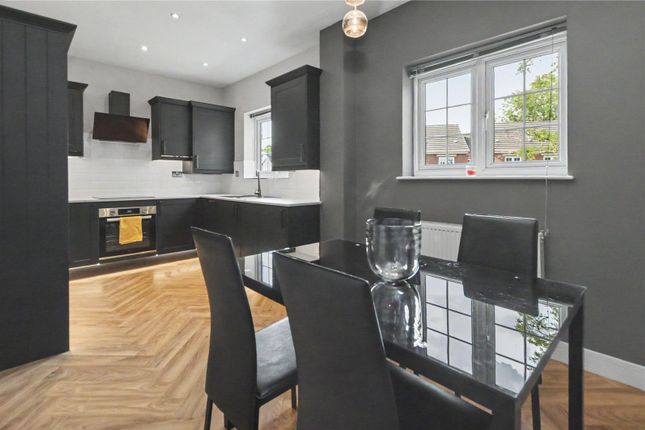 24, Castle Lodge Court, Leeds photo 3