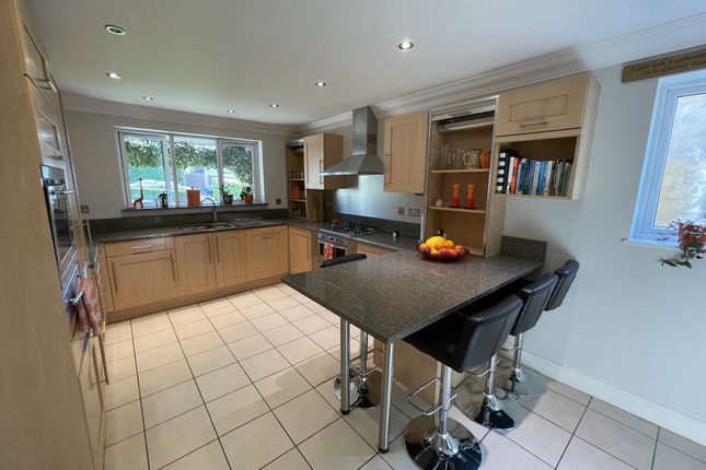 57 Caldecote Gardens, Bushey photo 3
