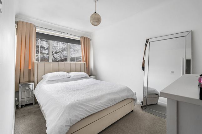 27, Falcon Way, Surrey photo 4