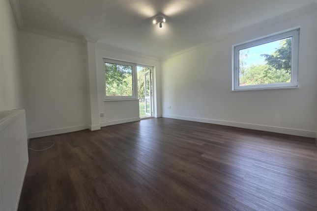Flat 2, Hilsea Point, Wanborough Drive, London photo 2