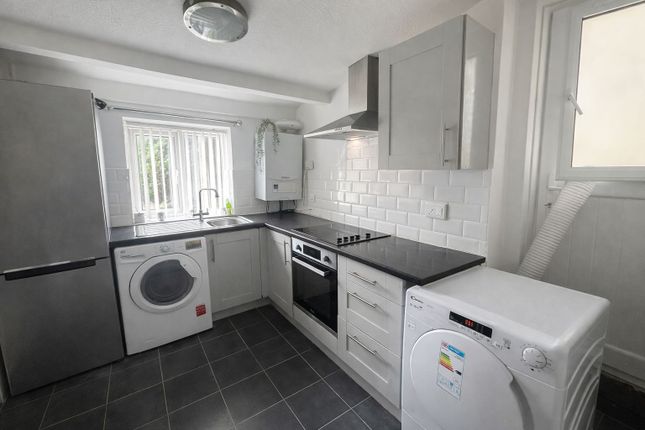 11, Roundfield Place, Bradford photo 3