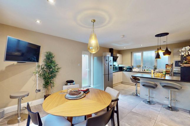 2 Alison Close, Pinner photo 4