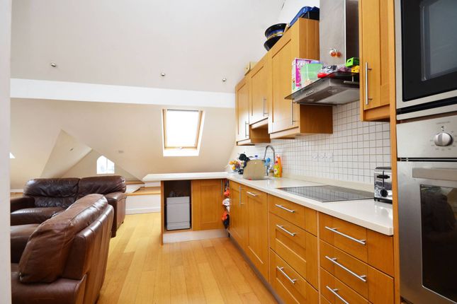 Flat to rent in Killyon Road, Clapham Old Town, London