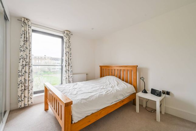 Flat to rent in Euler Court, Bow, London
