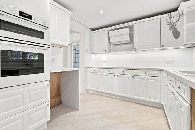 47 Grange Crescent, Chigwell photo 4