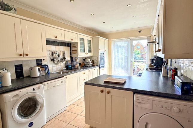 25, Elm Avenue, Chattenden, Rochester photo 2