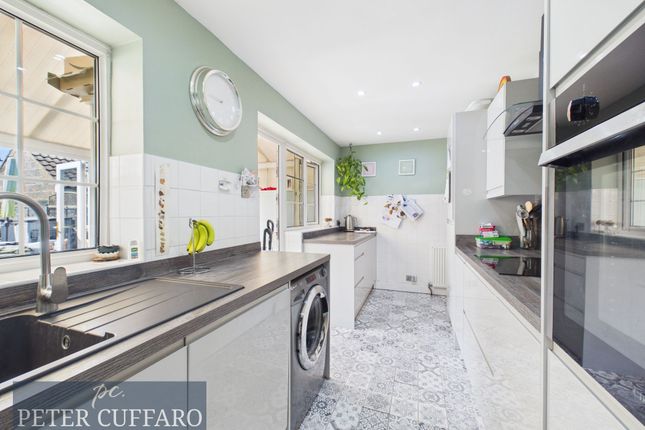 30 Dorchester Avenue, Hoddesdon photo 3