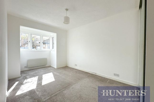 Flat for sale in Cotswold Way, Worcester Park