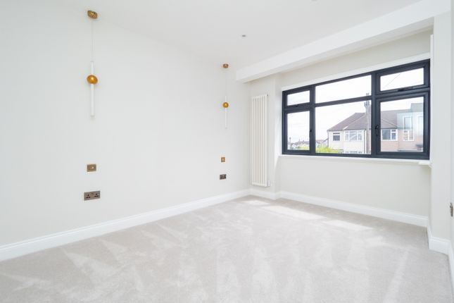 3, Garth Close, Morden photo 5
