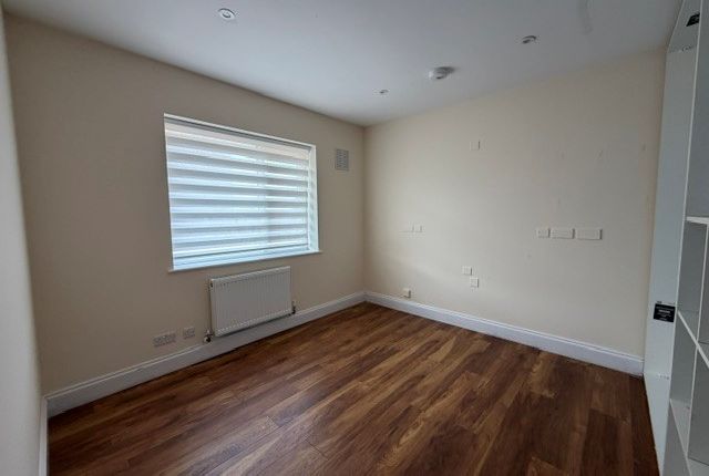 148, Luton photo 3