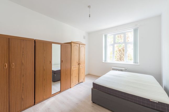 Flat to rent in Gilling Court, Belsize Grove, London