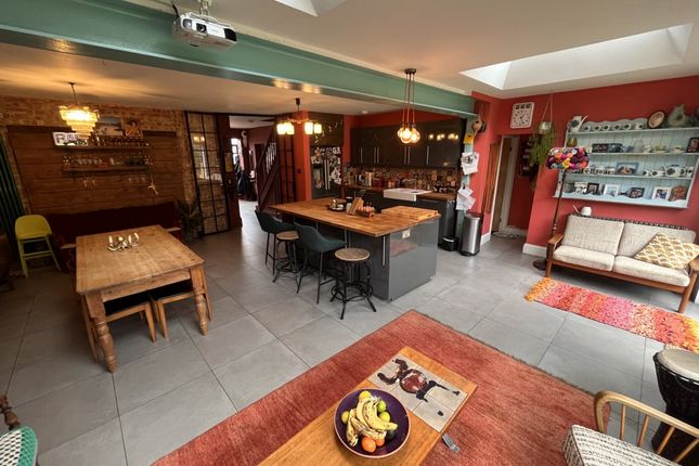 16, Sundial Avenue, London photo 2