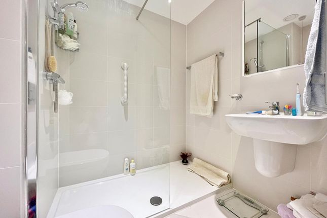 Flat for sale in Wootton Road, Fleur De Lis