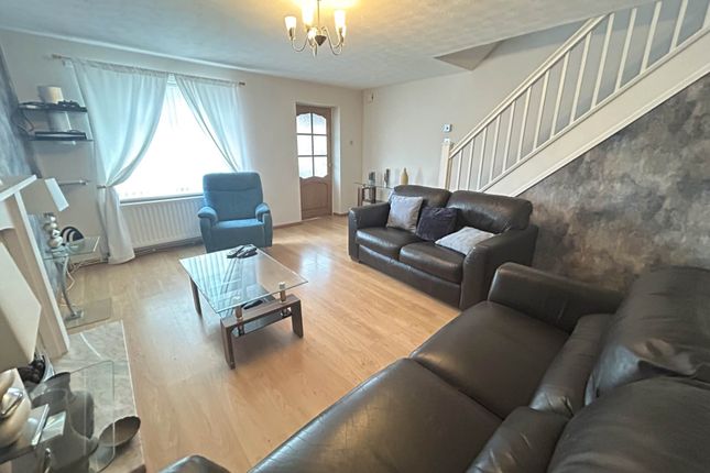14, Ferndown Avenue, Oldham photo 3