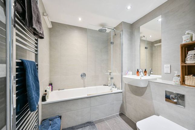 Flat for sale in Churchyard Row, Elephant And Castle, London