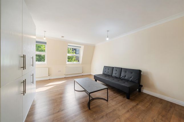 Flat to rent in Fonthill Road, Finsbury Park, London