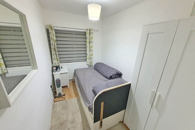 Thumbnail Room to rent in Headley Road, Woodley