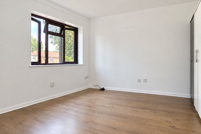 4 Gloucester Court,, Middlesex Road, Surrey photo 2