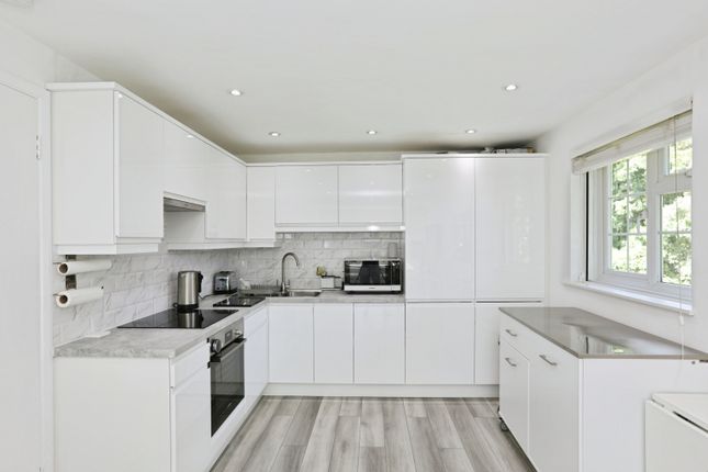 23, Abbotsbury Court, Horsham photo 2