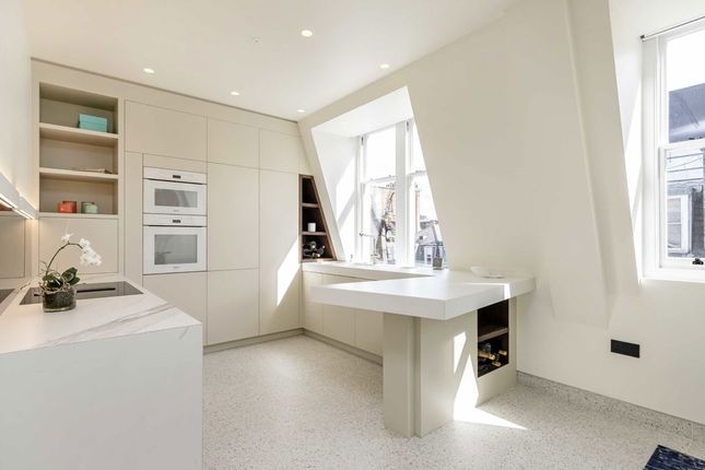 Flat 12, 17, Berkeley Street, London photo 4