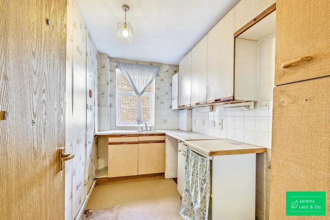 Flat 17, Hyde Court, Friern Barnet Lane, London photo 4