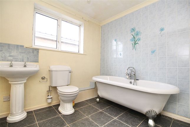 Link-detached house for sale in Hawthorn Drive, Ipswich, Suffolk