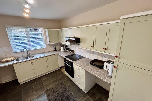 5, HAZEL GROVE, THATCHAM photo 4