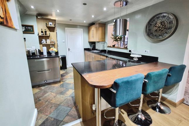 6, Milltown Way, Leek photo 2