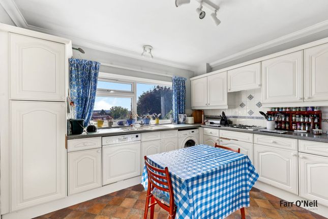 15, Kings Avenue, Buckhurst Hill photo 3