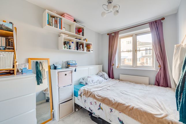 Flat for sale in Brompton Park Crescent, Fulham