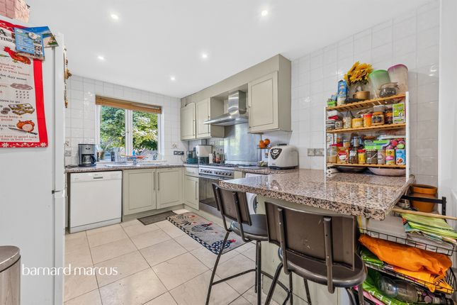 30, Engadine Close, Croydon photo 4