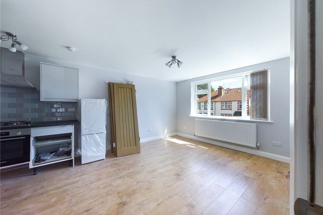 35B, Ashfield Avenue, Feltham photo 2