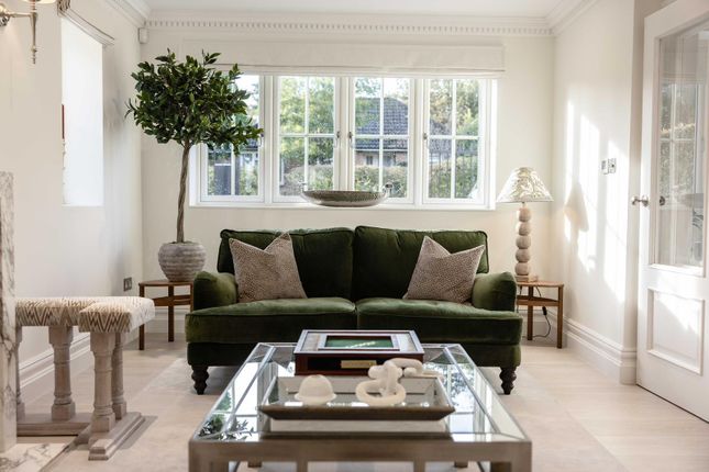 32, Trotsworth Avenue, Surrey photo 4