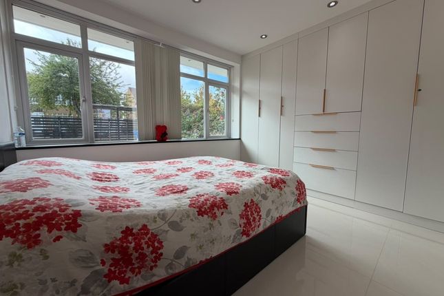 16 Room 3, The Crescent, Harrow photo 5