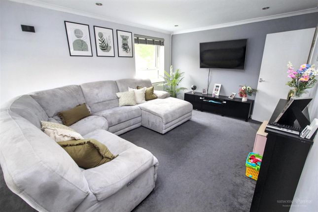80, Starlings Drive, Reading photo 3