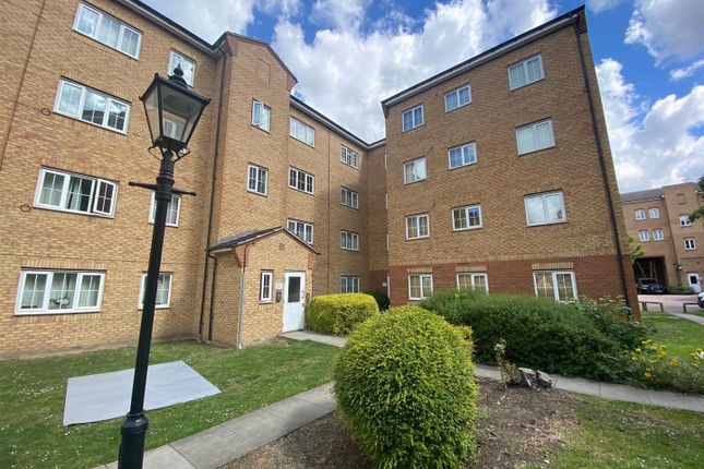 1 bed flat to rent in Gidea Park, Romford RM2