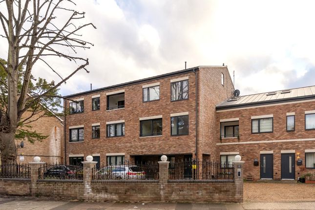 12a, Golden Manor, Hanwell photo 3