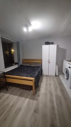 Studio 3- £1100 Available From 11/12/2025