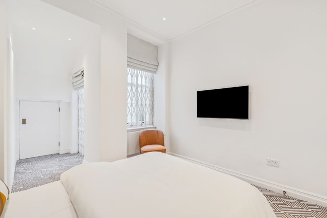 Maisonette to rent in Gloucester Square, Hyde Park