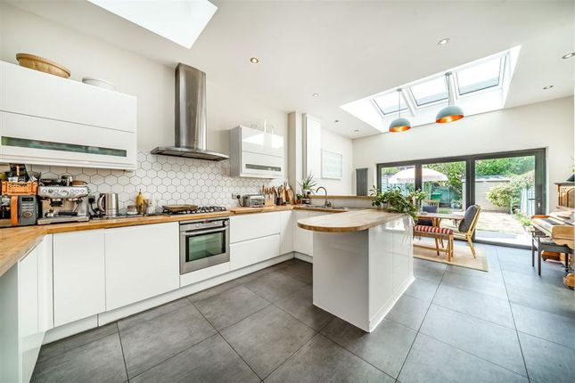 18, Blackmores Grove, Teddington photo 3