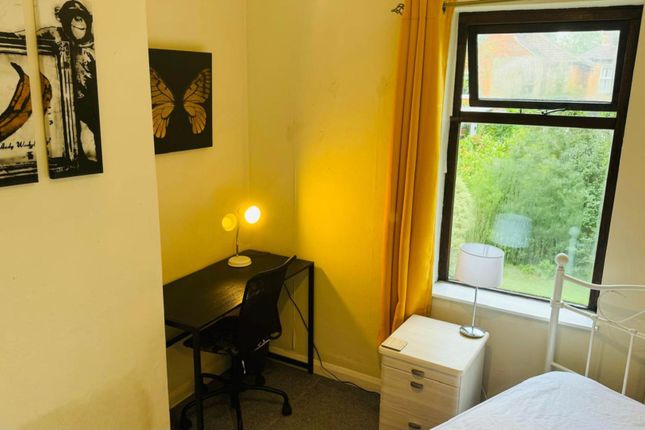 Room 3, Sycamore Road, Guildford photo 4