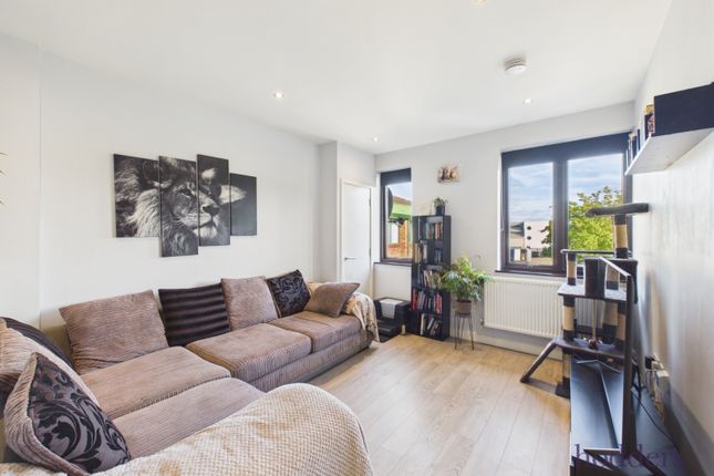 Flat 8, Montrose House,, Hanworth Lane, Chertsey photo 3