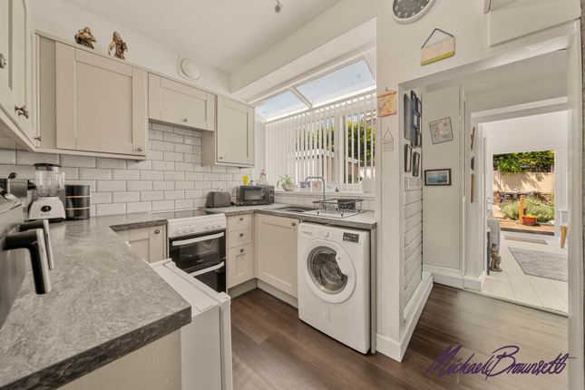 29, Southlands Avenue, Bradford photo 3
