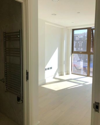 Flat 83, Colts Village Apts, London photo 4