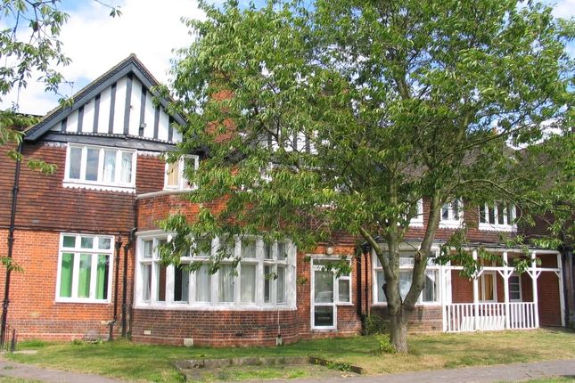 Flat to rent in Coombe Road, Oaks Road